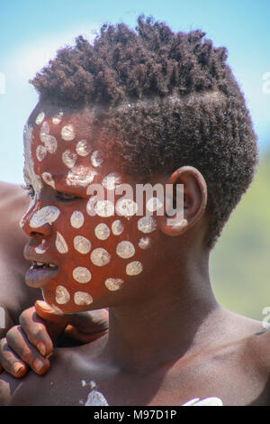 Les jeunes enfants de la tribu Mursi. La zone d'Omo Debub, l'Éthiopie, près de la frontière soudanaise. Banque D'Images