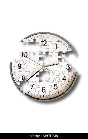 Puzzle d'une horloge avec pièces manquantes comme concept pour le temps qui passe par Banque D'Images