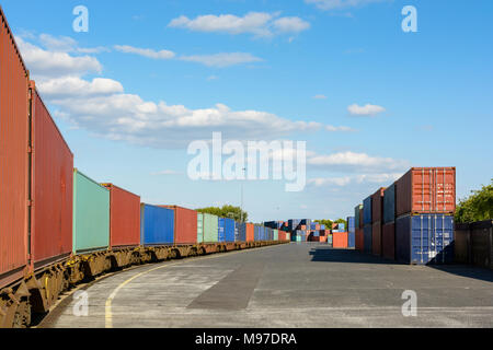Un train de conteneurs stationnés dans une cour d'expédition sur la rivière Marne pour l'approvisionnement des supermarchés à Paris. Banque D'Images