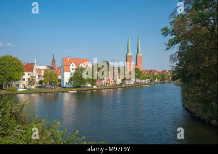 Paysage urbain historique à la rivière Trave avec cathédrale, la mer Baltique, Lübeck, Schleswig-Holstein, Allemagne, Europe Banque D'Images