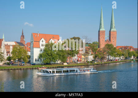 Paysage urbain historique à la rivière Trave avec cathédrale, la mer Baltique, Lübeck, Schleswig-Holstein, Allemagne, Europe Banque D'Images