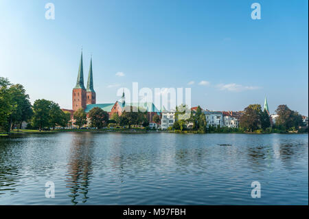 Vue sur l'étang d'Muehlenteich la Cathédrale, Lubeck, mer Baltique, Schleswig-Holstein, Allemagne, Europe Banque D'Images