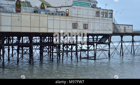 Les étourneaux se percher dans Aberystwyth Pier Banque D'Images
