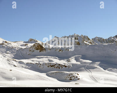 L'Ecole suisse de ski et de snow-sport resort lié de St Luc Chandolin et dans la région du Valais Suisse Banque D'Images