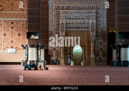 Groupe de religieux musulman de prier à l'intérieur de la mosquée. La prière islamique, se prosternant sur le sol. Banque D'Images