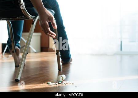 L'homme se suicide par une surdose de médicaments. Close up de surdosage comprimés et l'addict. Banque D'Images