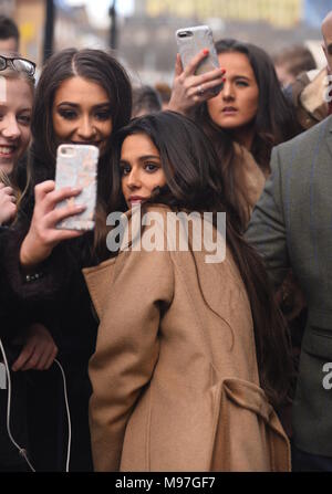 Cheryl pose pour des photos avec les fans qu'elle quitte le Prince's Trust Cheryl's Trust Center après avoir assisté à son ouverture officielle Avec : Cheryl Où : Newcastle, Royaume-Uni Quand : 20 février 2018 Source : WENN Banque D'Images