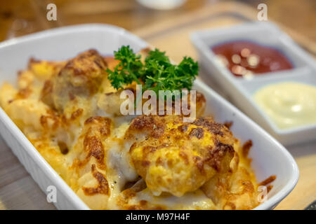 Mac et fromage dans une assiette blanche Banque D'Images