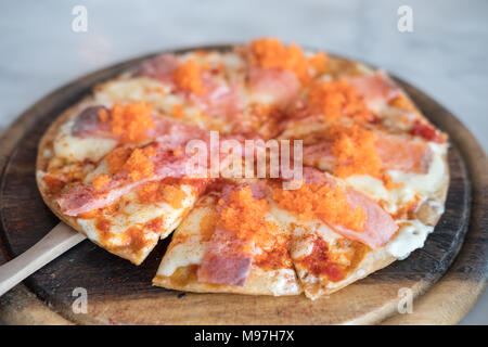 Pizza au saumon fumé avec des œufs, sur plaque de bois Banque D'Images