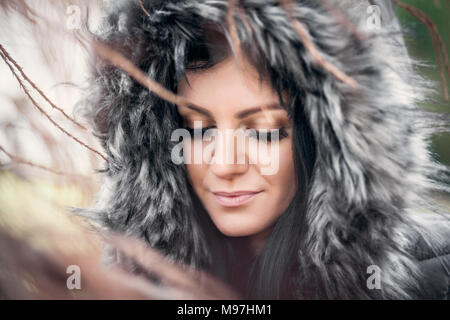 Belle jeune femme portant un capuchon de fourrure manteau d'hiver Banque D'Images