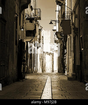 Une vieille rue et maisons typiques de Birgu, Malte Banque D'Images
