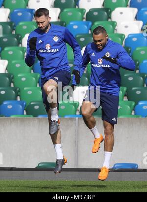 L'Irlande du Nord Gareth McAuley et Josh Magennis durant la session de formation à Windsor Park, Belfast. Banque D'Images