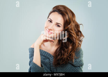 Beauté souriante. Femme rousse parfait modèle de mode. La médecine esthétique et de cosmétologie Concept Banque D'Images