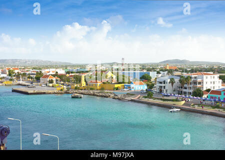 Kraledijk ville capitale de Bonaire, Antilles néerlandaises, dans la mer des Caraïbes, comme vu à partir d'un navire de croisière : plat comme une crêpe Banque D'Images