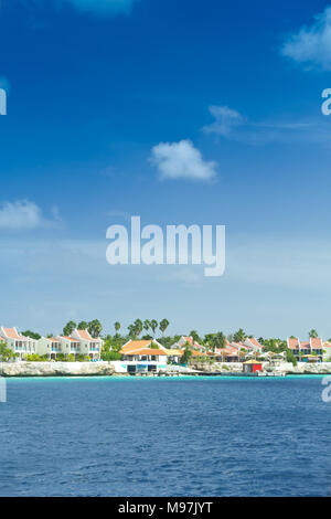 Resort Hotel au bord de l'eau dans Kraledijk, Bonaire, Antilles néerlandaises, dans la mer des Caraïbes, mer émeraude et bleu ciel Banque D'Images