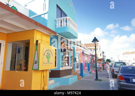 Bâtiments colorés sur la rue commerçante mailn dans Kraledijk, Bonaire, Antilles néerlandaises, dans la mer des Caraïbes, Banque D'Images