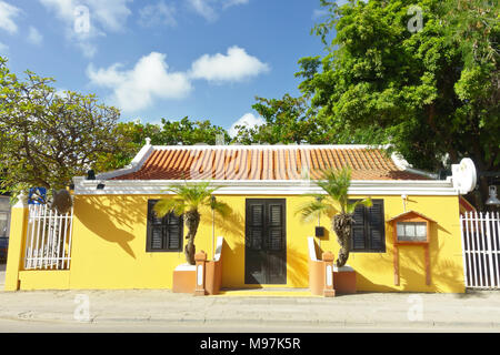 Dans Kraledijk bâtiment restaurant jaune, Bonaire, Antilles néerlandaises, dans la mer des Caraïbes, Banque D'Images