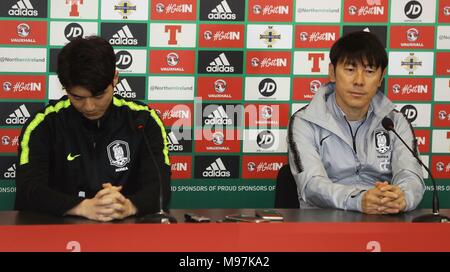 Corée du sud de la Ki Sung Yueng et entraîneur-chef-Shin Tae-yong (à droite) au cours de la conférence de presse à Windsor Park, Belfast. Banque D'Images