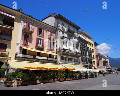 LOCARNO, SUISSE EUROPE sur Juillet 2017 : bâtiments colorés sur la Piazza Grande, place principale de la ville et rue avec bars, restaurants, de traction et de tramway Banque D'Images