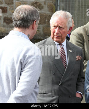 Le Prince de Galles parle à l'un des détenus impliqués dans l'installation's garden projet lors de sa visite à la prison de Dartmoor à Princetown, Devon. Banque D'Images