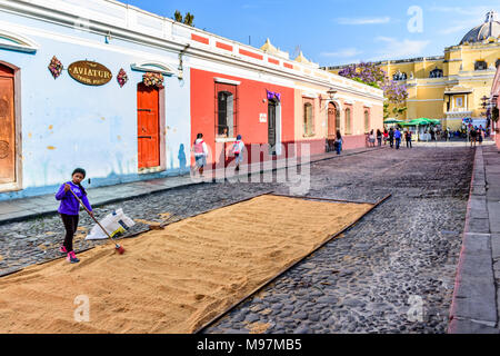 Antigua, Guatemala - Mars 18, 2018 : faire de la sciure le carême dans la ville avec des tapis procession célèbre célébrations de la Semaine Sainte Banque D'Images