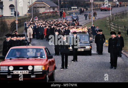 RUC Newry Corry Square Station de police de la rue Catherine attaqué par l'IRA provisoire à l'aide de mortier. Neuf agents de la RUC, sept hommes et deux femmes. 28 févr. 1985 Ces photographies ont été prises le lendemain de l'attaque et aux funérailles quelques jours plus tard. Wikipedia ci-dessous : Le 28 février 1985, l'Armée républicaine irlandaise provisoire (IRA) a lancé une attaque au mortier sur la Royal Ulster Constabulary (RUC) à base de Corry Square à Newry, en Irlande du Nord. L'attaque a tué neuf agents de la RUC et blessé près de 40 autres ; le plus grand nombre de décès jamais subi par la RUC.L'attaque a été inscrivez-vous Banque D'Images