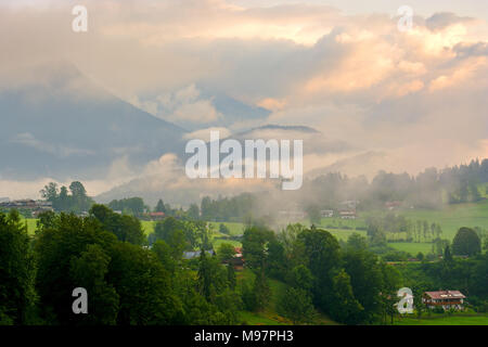 Paysage rural alpin contre nuages au lever du soleil Banque D'Images