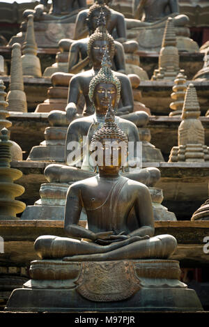 Vue verticale des Bouddhas ornant le Temple Gangaramaya à Colombo, Sri Lanka. Banque D'Images