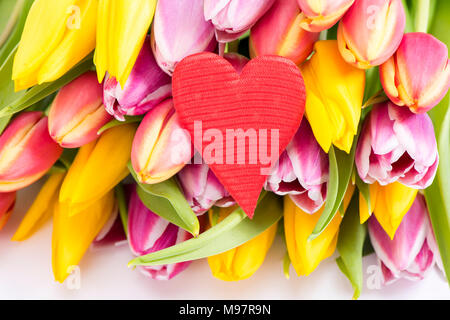 Bouquet de tulipes colorées avec cœur et copy space Banque D'Images