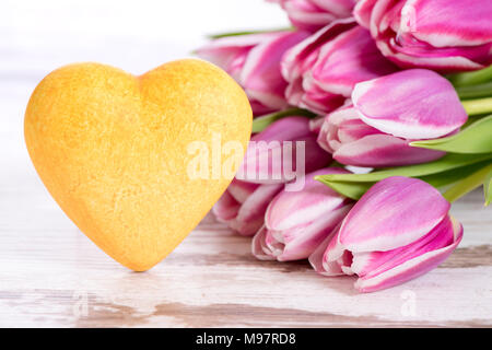 Bouquet de tulipes colorées avec cœur et copy space Banque D'Images