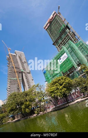 Vue verticale de la construction principale se déroulant autour de Beira Lake à Colombo, Sri Lanka. Banque D'Images