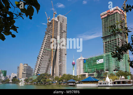 Vue horizontale de grands travaux en cours autour de Beira Lake à Colombo, Sri Lanka. Banque D'Images