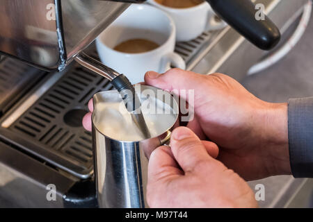 Barista à la vapeur et mousser le lait en inox avec gobelet espresso cappuccino ou latte pour maching Banque D'Images