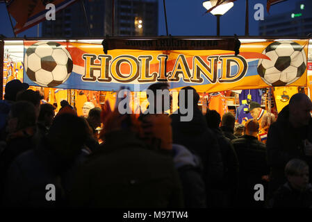 Une vue générale d'un stand de marchandises durant le match amical à l'Amsterdam ArenA. Banque D'Images