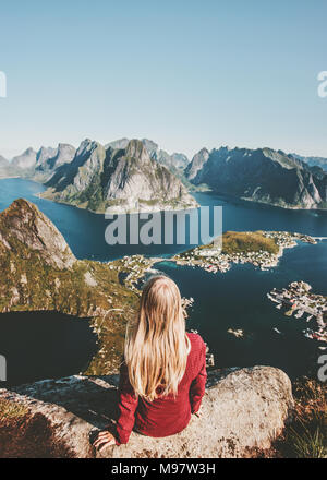 Woman vue montagnes aériennes en Norvège voyage concept de vie sain en plein air aventure vacances d'îles Lofoten Banque D'Images