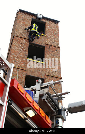 La formation sur la formation des pompiers dans la tour de cour de la caserne de pompiers, le travail à haute Banque D'Images