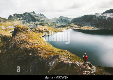 Femme seule avec sac à dos en randonnée sur la crête de la montagne de vie de voyage adventure concept vacances actives en Norvège vue aérienne du lac en plein air Banque D'Images