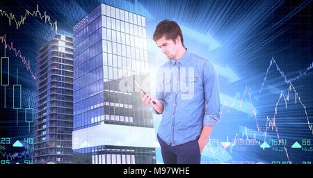 Businessman using phone et bâtiments avec des échelles économiques Contexte Banque D'Images