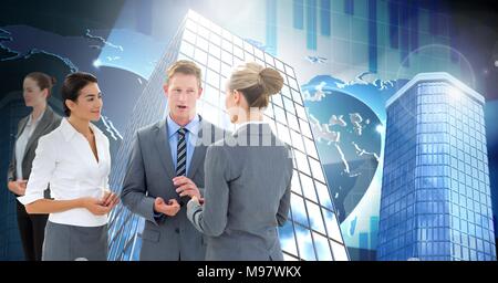 Business people avec de grands bâtiments avec les statistiques mondiales Banque D'Images