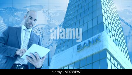 Businessman using tablet avec bâtiment Grand Bank avec le temps et les gens du monde icônes Banque D'Images