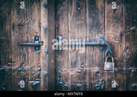 Porte en bois à l'aide de la vis et d'un cadenas. Profondeur de champ. Banque D'Images