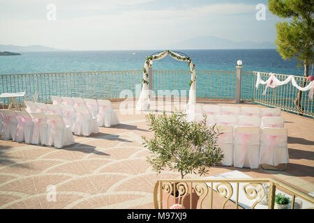 Une superbe cérémonie de mariage en plein air Banque D'Images