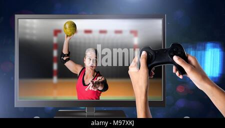 Mains tenant avec contrôleur de jeu joueur de handball à la télévision Banque D'Images