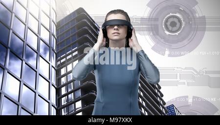 Femme portant casque de réalité virtuelle et les immeubles de grande hauteur à l'arrière-plan de l'interface sci-fi Banque D'Images