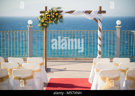 Une superbe cérémonie de mariage en plein air Banque D'Images