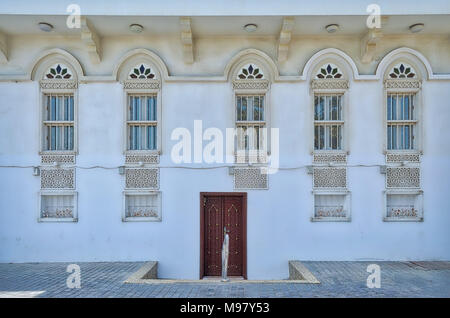 Ancienne, traditionnelle, fenêtres de style arabe et à l'avant de la maison - Muscat, Oman. Banque D'Images