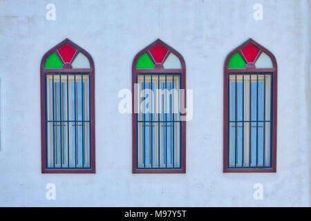 Vieux, style arabe coloré en triplets windows - Muscat, Oman. Banque D'Images