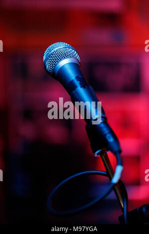 Microphone sur un fond rouge prêt pour vivre à l'Arci Camalli Banque D'Images