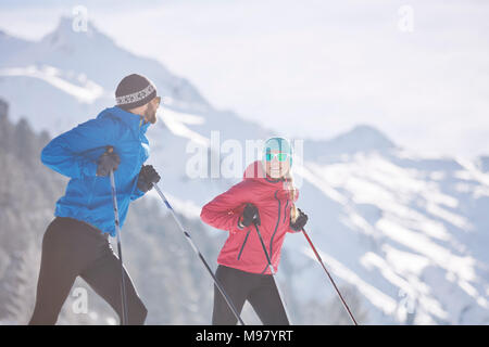 Autriche, Tyrol, Luesens, Sellrain, deux skieurs de fond ayant une pause Banque D'Images