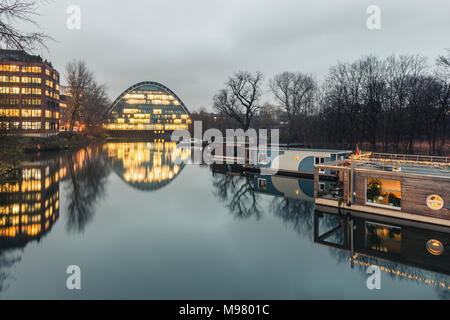 Allemagne, Hambourg, Hochwasserbassin avec house boats, Berliner Bogen en arrière-plan Banque D'Images